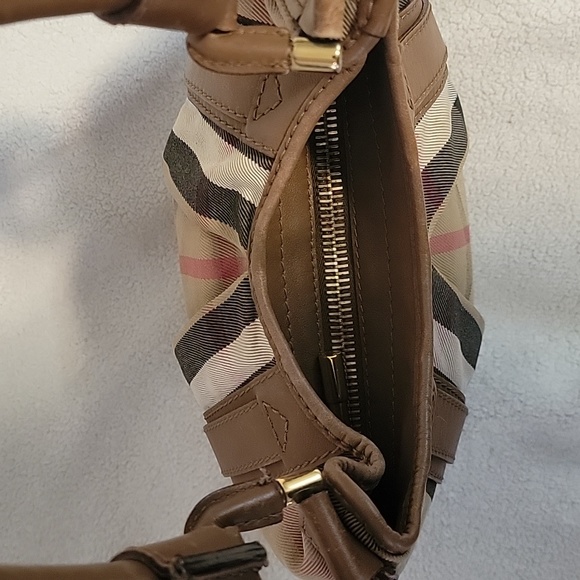 Indulge in Timeless Elegance:Your Unique Journey with a Pre-Loved Burberry Purse - Picture 3 of 4